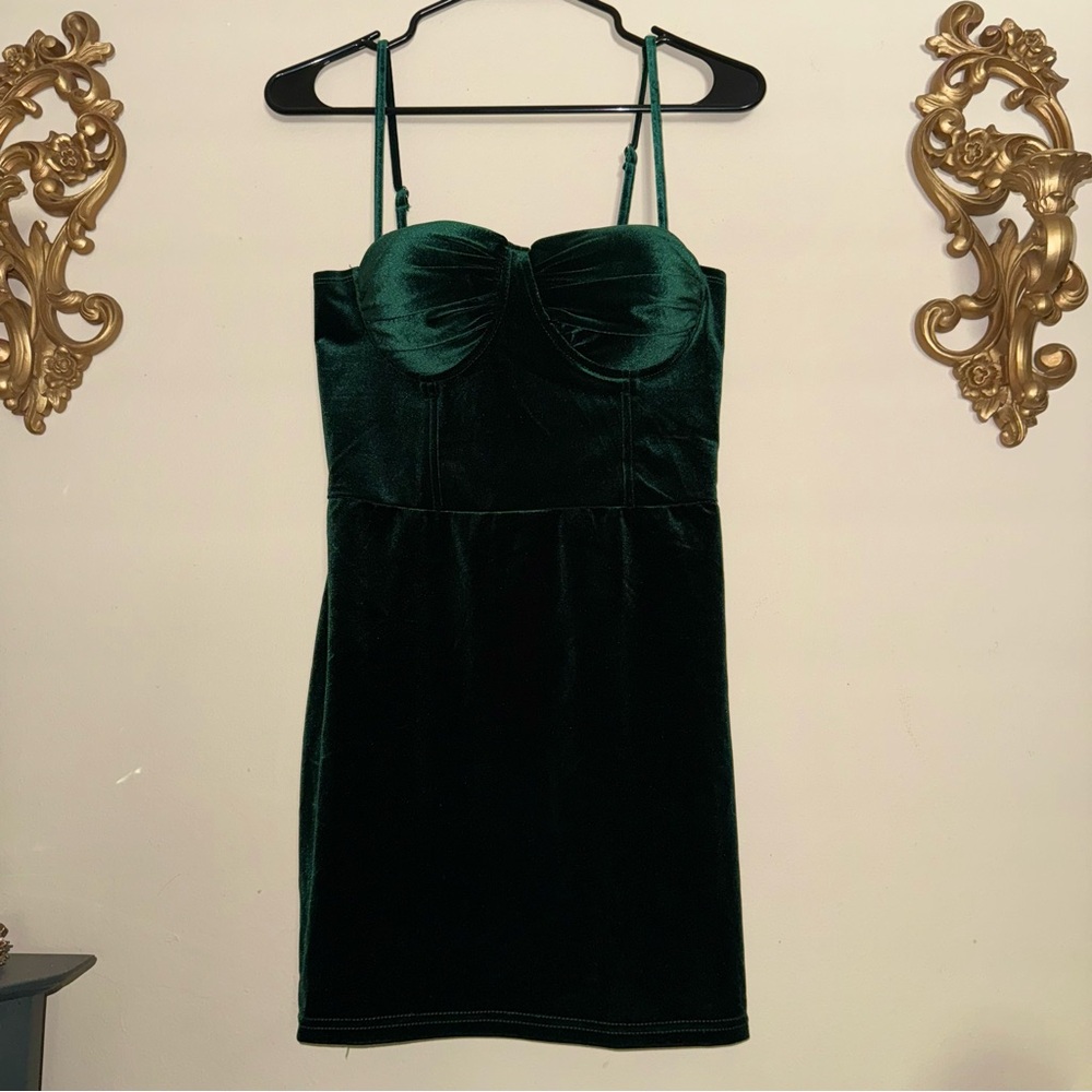 Windsor Velvet Mini Dress in Emerald